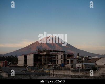 Stratovulcano El misti a forma di cono simmetrico innevato visto da andes City Arequipa in Perù Foto Stock