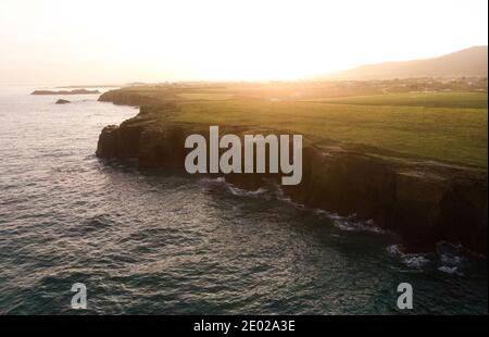 Vista aerea della costa di Praia come Catedrais Cattedrals Beach Vicino Ribadeo Galizia in Spagna con alta marea Foto Stock