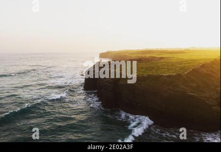 Vista aerea della costa di Praia come Catedrais Cattedrals Beach Vicino Ribadeo Galizia in Spagna con alta marea Foto Stock