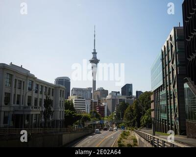 Auckland Sky Tower visto da Wellesley Street East Corner Symonds Centro di Scienza di strada in Nuova Zelanda Aotearoa Foto Stock