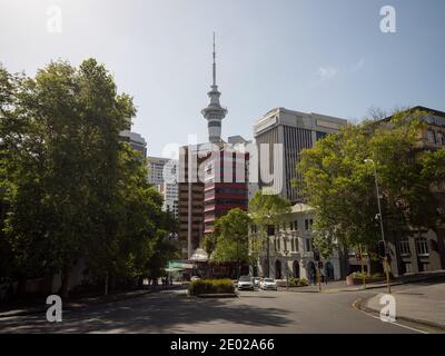 Auckland Sky Tower visto da Wellesley Street East vicino Albert Galleria d'Arte del Parco e Biblioteca Centrale in Nuova Zelanda Aotearoa Foto Stock