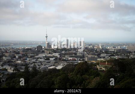 Centro della città di Auckland CBD visto dalla collina vulcanica Mount Eden Maungawhau paesaggio urbano in Nuova Zelanda Aotearoa Foto Stock