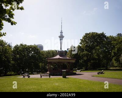 Auckland Sky Tower visto dalla galleria d'arte di Albert Park e. Biblioteca Centrale in Nuova Zelanda Aotearoa Foto Stock