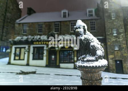 Mar 29 Dicembre 2020. Edimburgo, Regno Unito. Storm Bella copre la capitale scozzese nella neve nelle prime ore di martedì 29 dicembre 2020. L'iconica statua di Bobby dei Greyfriars è coperta di neve. Foto Stock