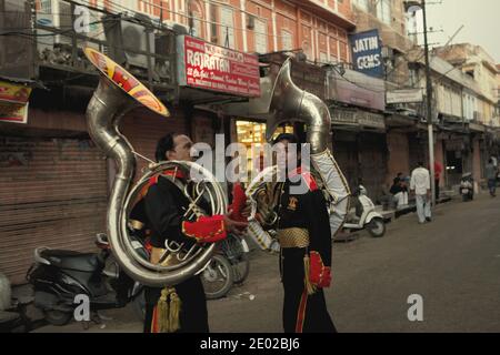 Membri di un ensemble musicale che coordina su una strada a Jaipur, Rajasthan, India. Foto Stock