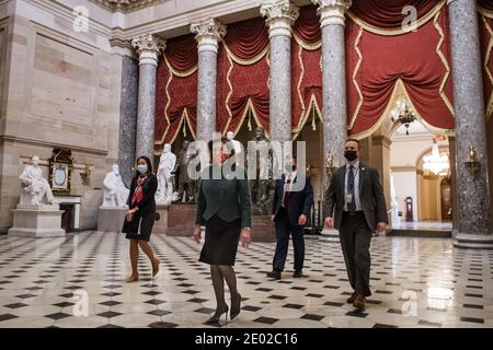 Il portavoce della Camera dei rappresentanti degli Stati Uniti Nancy Pelosi (democratico della California) arriva al Campidoglio degli Stati Uniti a Washington, DC, USA lunedì 28 dicembre 2020. La Camera dei rappresentanti si riunisce per un veto che ovvia il voto sulla legge nazionale di autorizzazione alla difesa (NDAA). Foto di Rod Lamkey/CNP/ABACAPRESS.COM Foto Stock