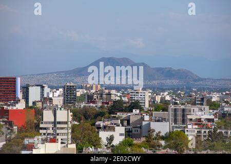 Vulcano Télalmanche aka Volcan Guadalupe con moderni edifici cittadini vista aerea nel quartiere di la Condesa nel centro di Città del Messico CDMX, Messico. Foto Stock