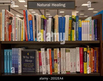 Libri naturali curativi sugli scaffali, Barnes e Noble, USA Foto Stock