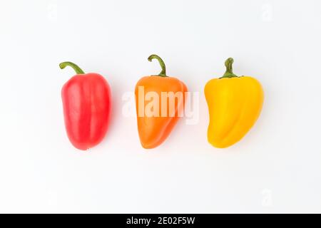 Mini paprika su sfondo bianco Foto Stock