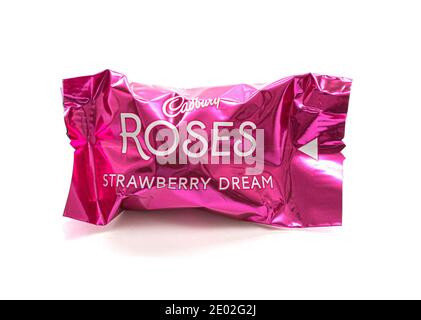 SWINDON, UK - 29 DICEMBRE 2020: Cioccolato Cadbury Roses su sfondo bianco. Foto Stock