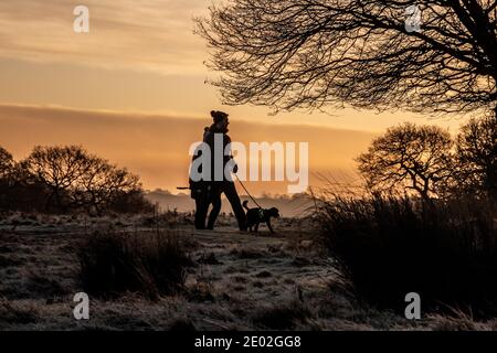 Camminatori in un inverno gelido mattina di dicembre a Richmond Park, London Borough of Richmond Upon Thames, Greater London, UK Foto Stock