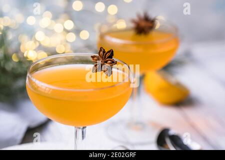 Mandarino o gelatina di arancia dessert su un tavolo di legno bianco. Natale e Capodanno dolcezza dietetica Foto Stock