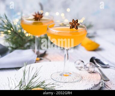 Mandarino o gelatina di arancia dessert su un tavolo di legno bianco. Natale e Capodanno dolcezza dietetica Foto Stock