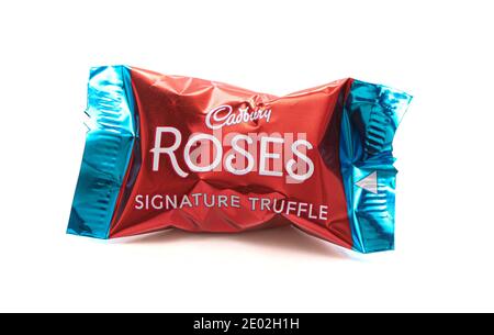 SWINDON, Regno Unito - 29 DICEMBRE 2020: Cadbury Roses cioccolato al tartufo su sfondo bianco. Foto Stock