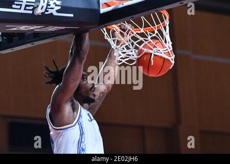 Zhuji, provincia cinese di Zhejiang. 29 Dic 2020. Devin Williams of Jiangsu Dragons Dunks durante il 24° round match tra gli aviatori di Shenzhen e i draghi di Jiangsu alla stagione 2020-2021 della Lega di Basket Cinese (CBA) a Zhuji, nella provincia di Zhejiang della Cina orientale, 29 dicembre 2020. Credit: Zhu Zheng/Xinhua/Alamy Live News Foto Stock