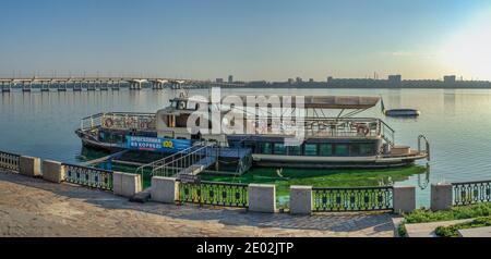 Dnipro, Ucraina 07.18.2020. Barche da diporto sul terrapieno Dnipro in una soleggiata mattina estiva Foto Stock