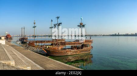 Dnipro, Ucraina 07.18.2020. Barche da diporto sul terrapieno Dnipro in una soleggiata mattina estiva Foto Stock