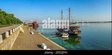 Dnipro, Ucraina 07.18.2020. Barche da diporto sul terrapieno Dnipro in una soleggiata mattina estiva Foto Stock