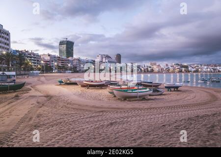 Alba sulla spiaggia di Las Canteras a Las Palmas de Gran Canaria, isole Canarie, Spagna, una delle più belle città-spiagge della Spagna. Foto Stock