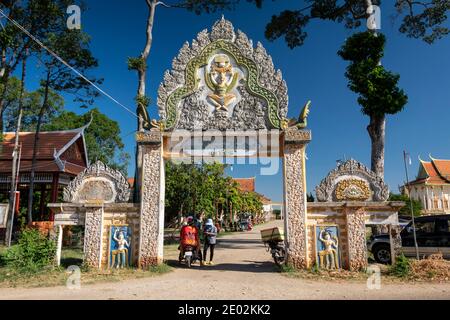 Cancello d'ingresso della Pagoda Wat Svay Andet a Lakhon Khol Danza Unesco patrimonio culturale immateriale sito nella provincia di Kandal vicino Phnom Penh Cambogia Foto Stock