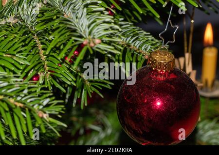 Decorazioni natalizie e candele di cera d'api sull'albero di Natale. Foto Stock
