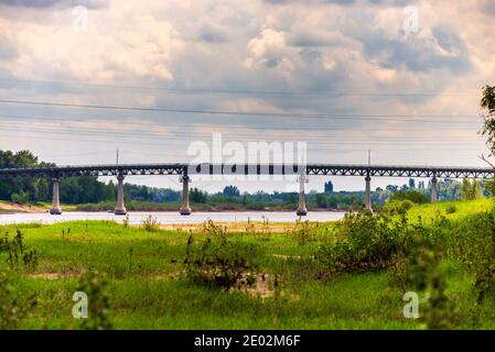 Cemento automobilistico e ponte di metallo su un fiume. Foto Stock