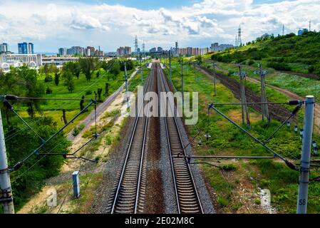 Binario ferroviario diritto nella zona industriale della città. Foto Stock