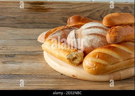 Tipi di pane fatto in casa sul rustico tavolo di legno. Pasticceria fatta in casa Foto Stock