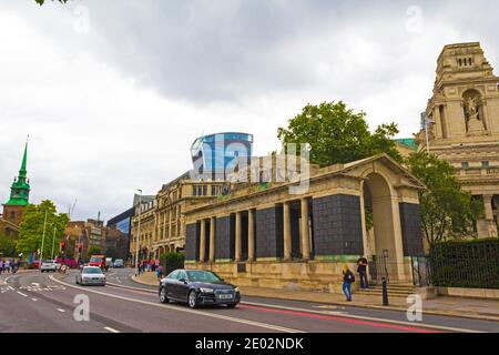 Vista della Torre Hill A100 e del Tower Hill Memorial -un paio di memoriali della Commissione delle tombe di guerra del Commonwealth su Lato sud del Trinity Square Garden Foto Stock