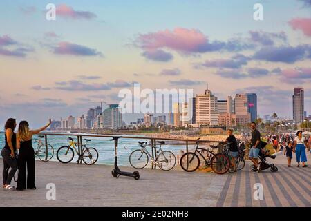 La costa di Tel Aviv è vista da sud al tramonto Foto Stock