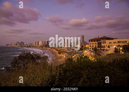 La costa di Tel Aviv è vista da sud al tramonto Foto Stock