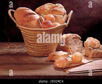 Vari tipi di pane e panini appena sfornati, tra cui grano integrale, segale e Challah Foto Stock