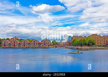 Shadwell Basin e i grattacieli di Canary Wharf sullo sfondo ora una piazza marittima utilizzata per scopi ricreativi, complesso residenziale di lusso, 2016 Foto Stock