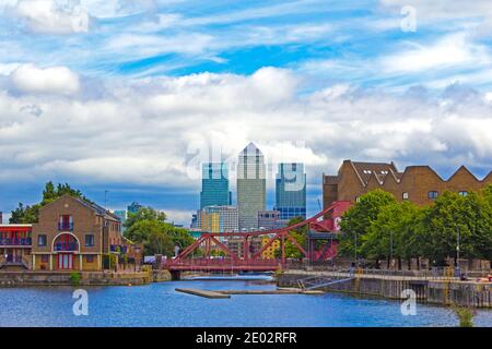 Shadwell Basin e i grattacieli di Canary Wharf sullo sfondo ora una piazza marittima utilizzata per scopi ricreativi, complesso residenziale di lusso, 2016 Foto Stock