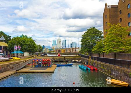 Shadwell Basin e i grattacieli di Canary Wharf sullo sfondo ora una piazza marittima utilizzata per scopi ricreativi, complesso residenziale di lusso, 2016 Foto Stock