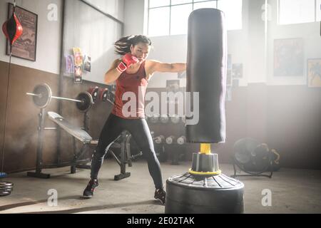 Pechino, Cina. 29 Dic 2020. La foto non datata mostra Zhang Weili, il primo campione mondiale di UFC (Ultimate Fighting Championship) in Cina, allenandosi in palestra. Zhang, di 30 anni, ha mantenuto il suo titolo di peso leggero con una vittoria a decisione separata su Joanna Jedrzejczyk negli Stati Uniti il 7 marzo. Credit: Xinhua/Alamy Live News Foto Stock