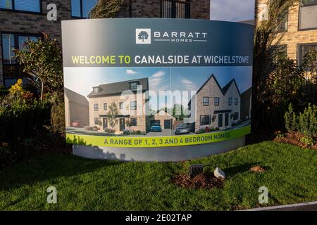 Firma nuovo Barratt Homes sviluppo di alloggi, canalside, Wichelstowe, Swindon, Inghilterra, Regno Unito Foto Stock