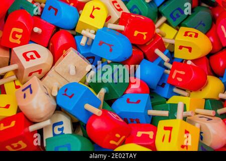 Sevivon o Dreidel un top girando tradizionalmente suonato durante Chanukah, il festival ebraico di luci Foto Stock