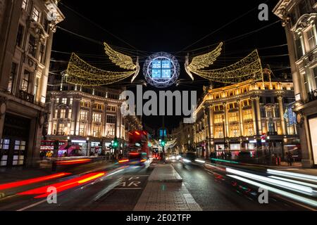 Decorazioni natalizie presso Regent Street al circo di Oxford a Londra, Inghilterra. Foto Stock