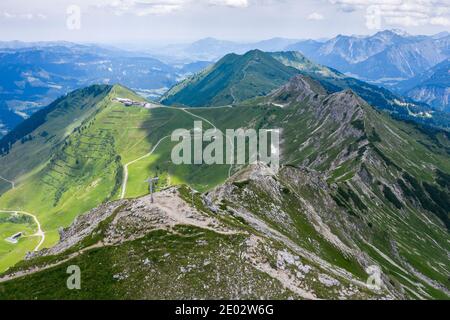 Walser Hammerspitze con vista sulla stazione dei Monti Kanzelwand e Fellhorn sullo sfondo, Baviera, Germania Foto Stock