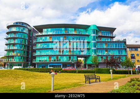 Moderno complesso residenziale vicino all'Hermitage Riverside Memorial Garden on L'ex sito di Hermitage Wharf, Wapping High Street, Londra, agosto 2016 Foto Stock