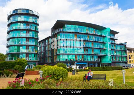 Moderno complesso residenziale vicino all'Hermitage Riverside Memorial Garden on L'ex sito di Hermitage Wharf, Wapping High Street, Londra, agosto 2016 Foto Stock