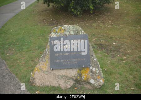 Segno e orari di apertura per l'Abbey Garden sull'isola di Tresco nelle isole di Scilly, Inghilterra, Regno Unito Foto Stock