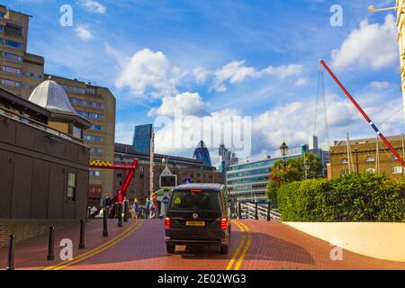 I moli di St Katharine, nel distretto londinese di Tower Hamlets, erano uno dei bacini commerciali che servivano Londra, sul lato nord del fiume Thames.UK Foto Stock