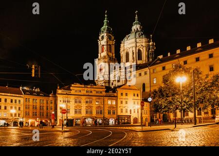 Vista notturna della chiesa illuminata di San Nicola, Malostranske namesti, Praga, repubblica Ceca. Chiesa barocca nella città più piccola di Praga. Città notte sce Foto Stock