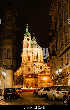 Vista notturna della chiesa illuminata di San Nicola, Malostranske namesti, Praga, repubblica Ceca. Chiesa barocca nella città più piccola di Praga. Città notte sce Foto Stock