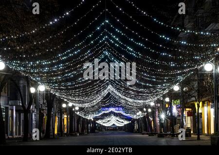 Luci colorate nel centro di Burgas. Luci e decorazioni per le vacanze di Natale. Foto Stock