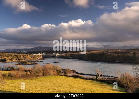 Ponte sospeso sullo stretto di Menai, Anglesey, Galles del Nord Foto Stock