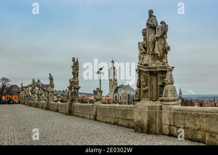 Statue di fronte al Collegio dei Gesuiti, chiesa di San Giacomo sullo sfondo, Kutna Hora, Repubblica Ceca. Viaggi e architettura background.Unesco patrimonio mondiale Foto Stock