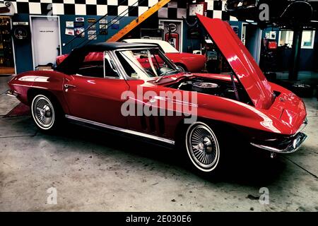 Corvette C2 Convertibile in officina di riparazione Foto Stock